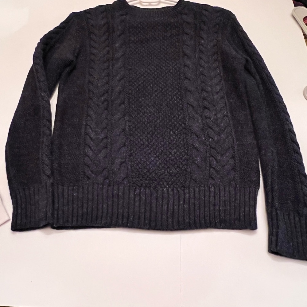 Gap kid crewneck sweater for boys.